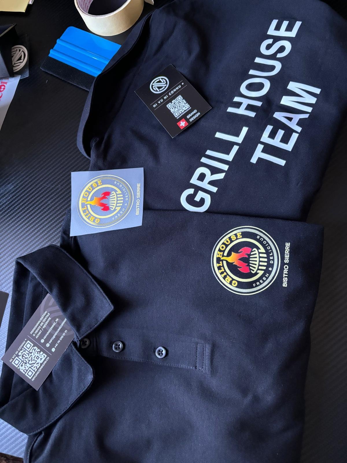Polos Grill House Team en DTF blanc sur textile noir