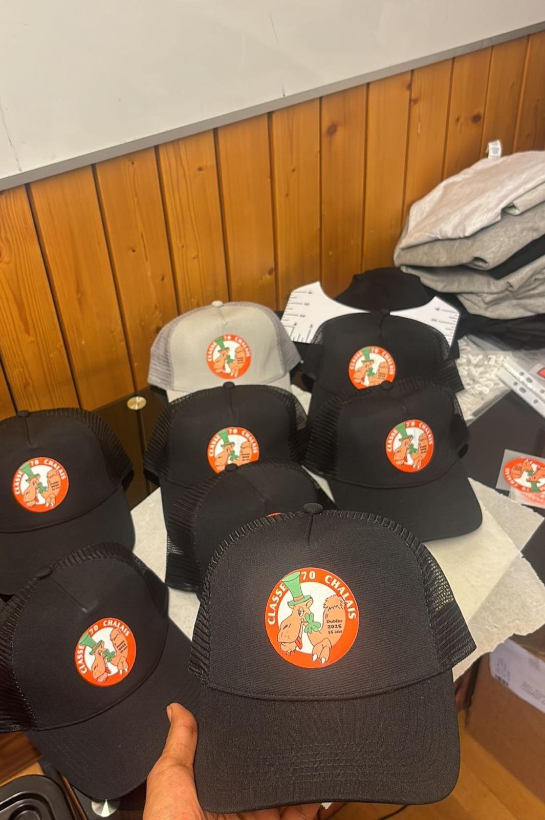 Casquette six panneaux brodée — logo club brodé fil épais durable, NVNC Sierre